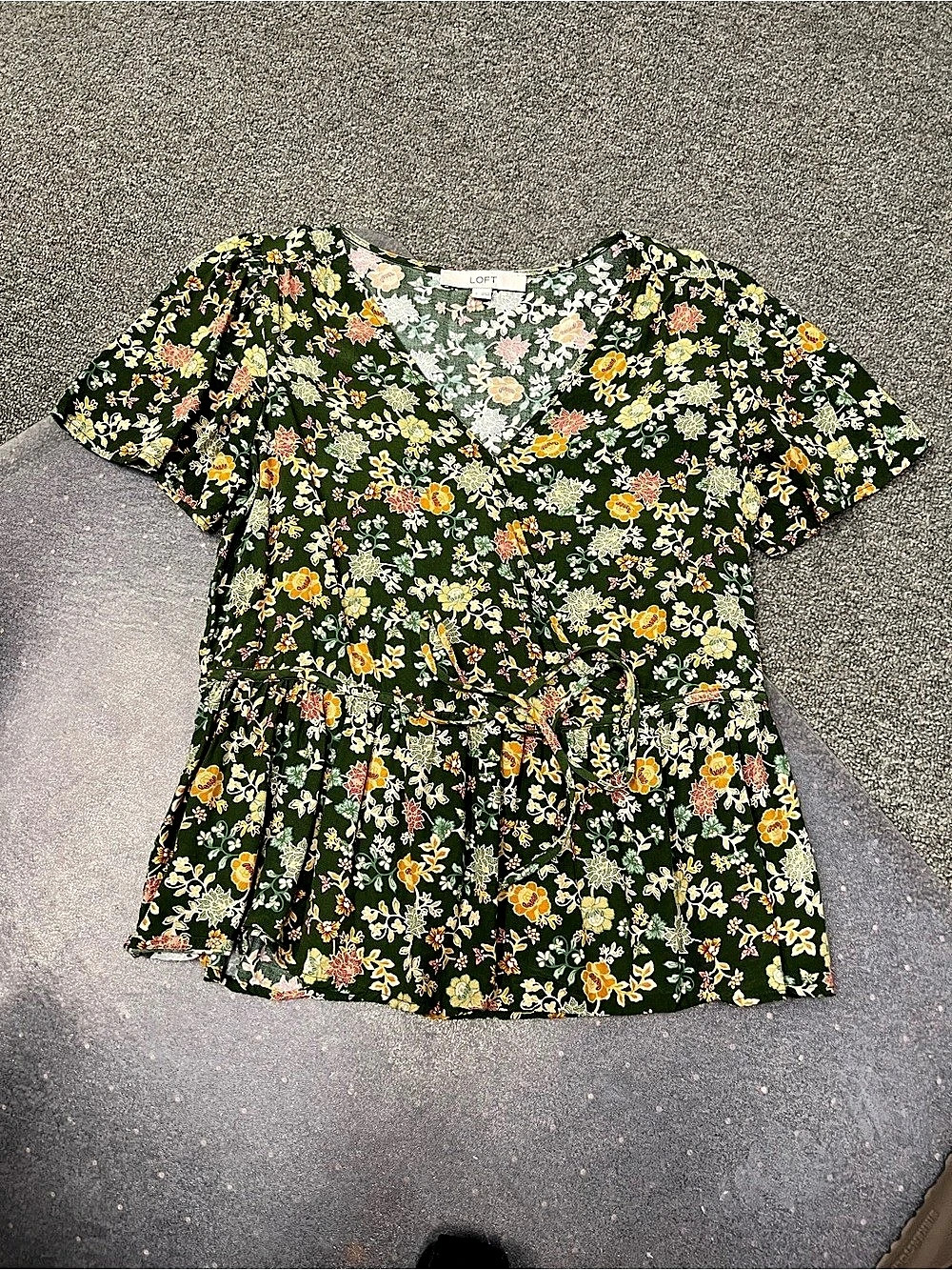 LOFT Floral Short Sleeve Blouse in Green Size Small